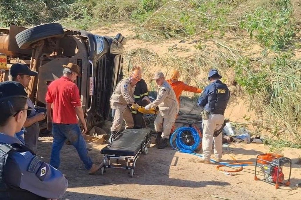 Tombamento de carreta na “Curva do S” deixa motorista ferido e encarcerado
