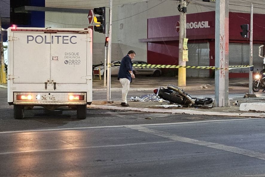 Motociclista morre após colidir com poste na Avenida Fernando Corrêa, em Cuiabá
