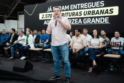 Max Russi participa da entrega de 287 títulos de propriedade em Várzea Grande