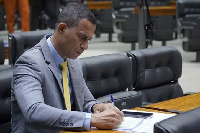 PL de Assis que criminaliza rompimento de tornozeleira e posse de celular é aprovado