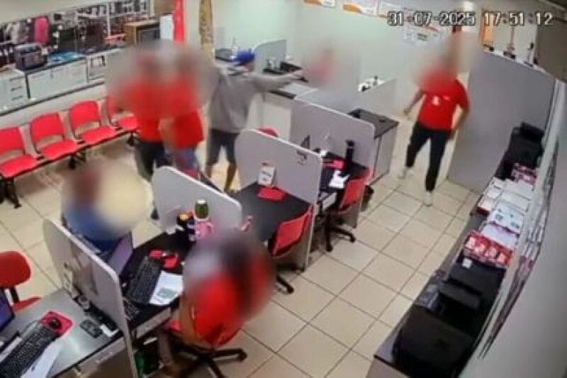 Vídeo mostra bandidos rendendo funcionários durante assalto em loja de Cuiabá