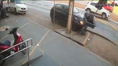 Câmera flagra momento em que motorista sofre mal súbito e morre ao colidir carro em Cuiabá