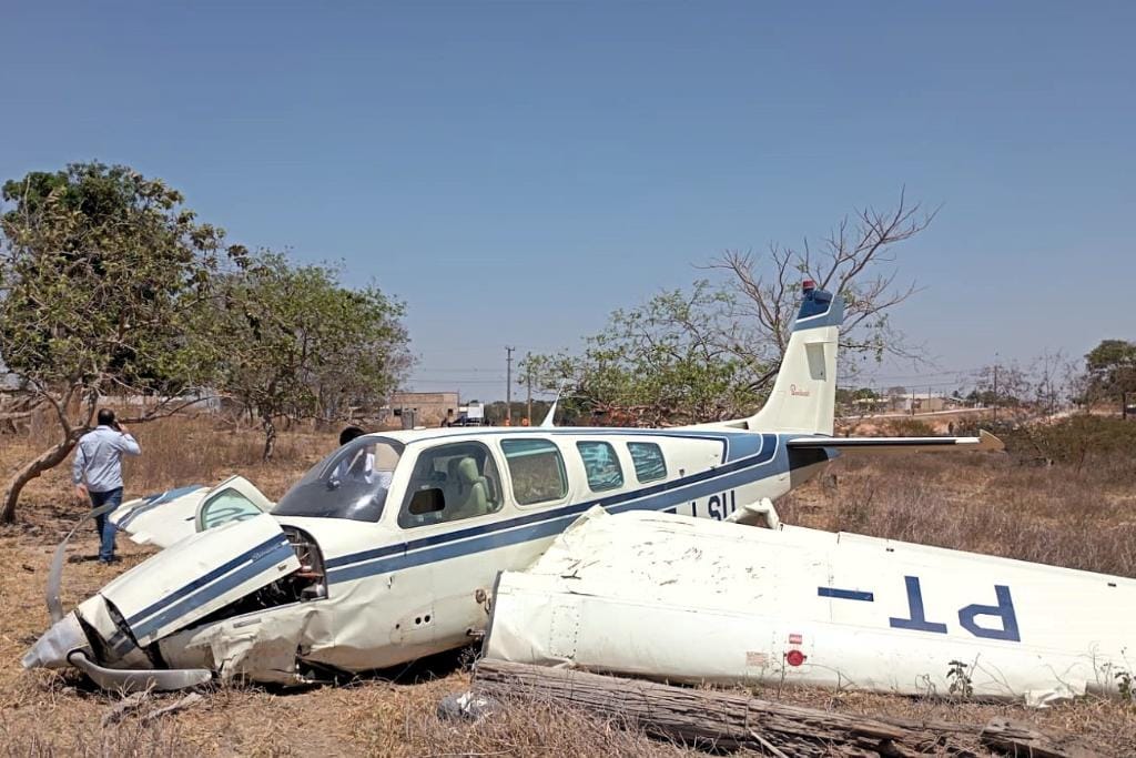 Avião cai em pista de cidade de Mato Grosso e três pessoas escapam da morte