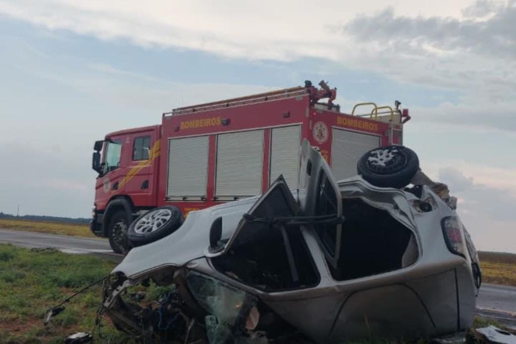 Acidente entre carro de passeio e caminhonete mata motorista em rodovia de Mato Grosso