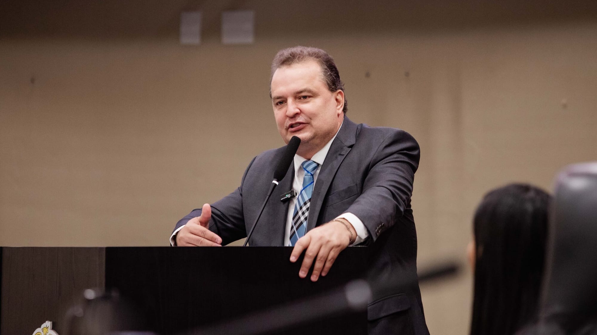 “Se a empresa não cumpre o cronograma tem que ser multada”, diz Max Russi