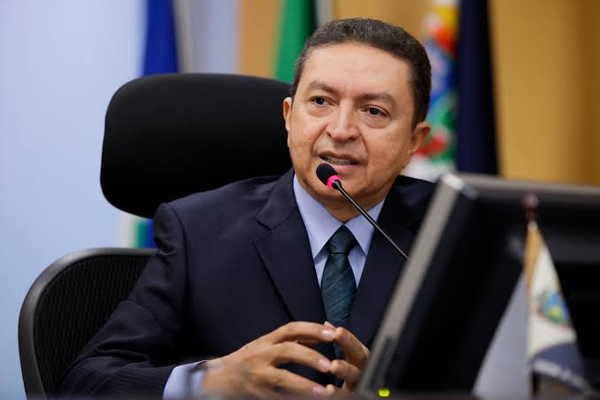 Conselheiro pede vista e adia julgamento de contas