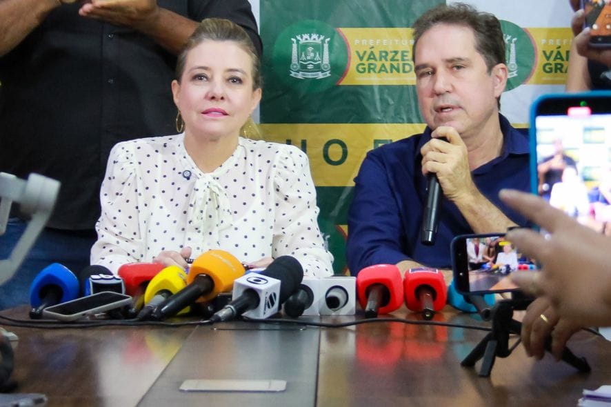 Juiz julga improcedente e nega cassar mandatos de Flávia Moretti e Tião da Zaeli