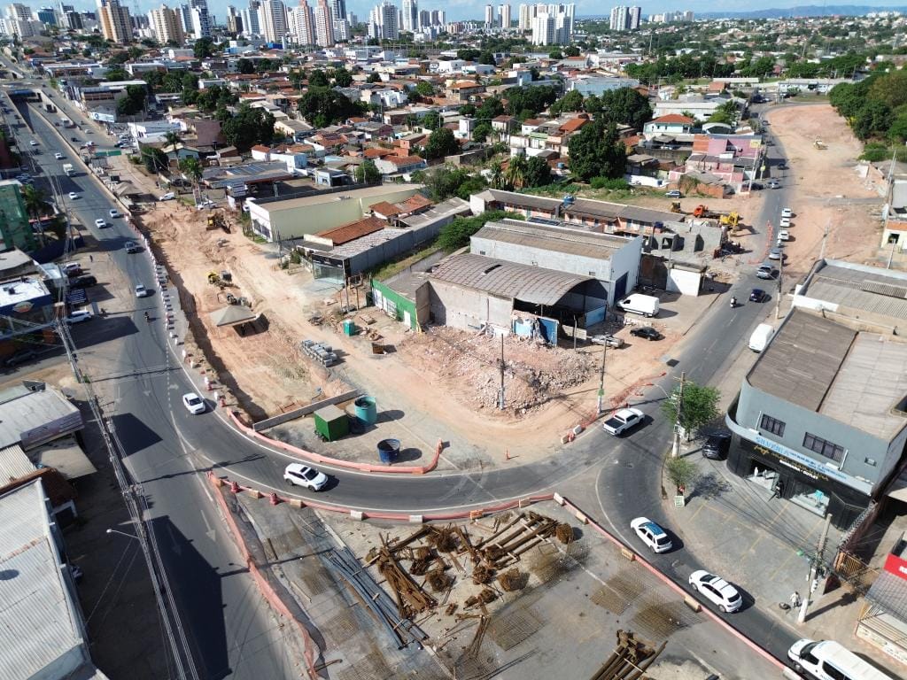 Imóveis são demolidos para avanço de obras do Complexo Leblon em Cuiabá