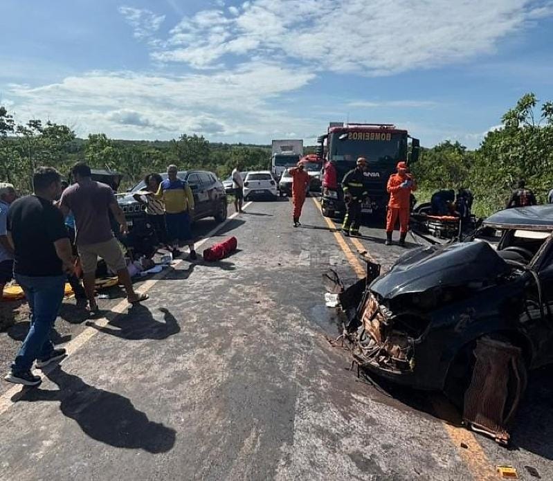 Acidente grave na Estrada da Guia fere seis pessoas; resgate aéreo é acionado