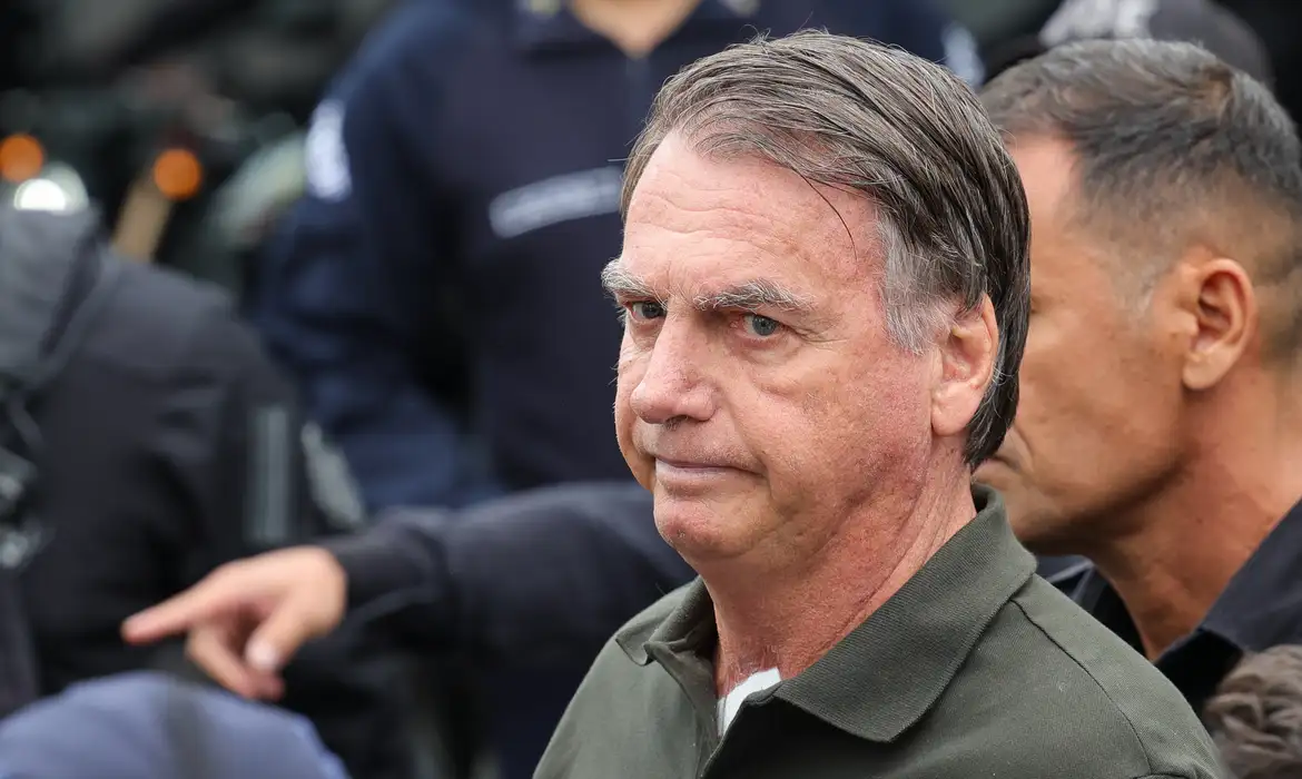 Vídeo mostra Bolsonaro dormindo com crise de soluço