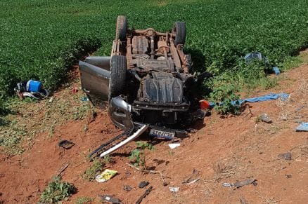 Mãe e dois filhos morrem em acidente entre caminhonete e carreta