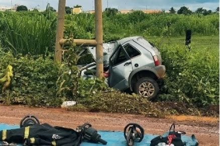 Mulher perde controle do veiculo, colide em poste e morre em cidade do interior de MT