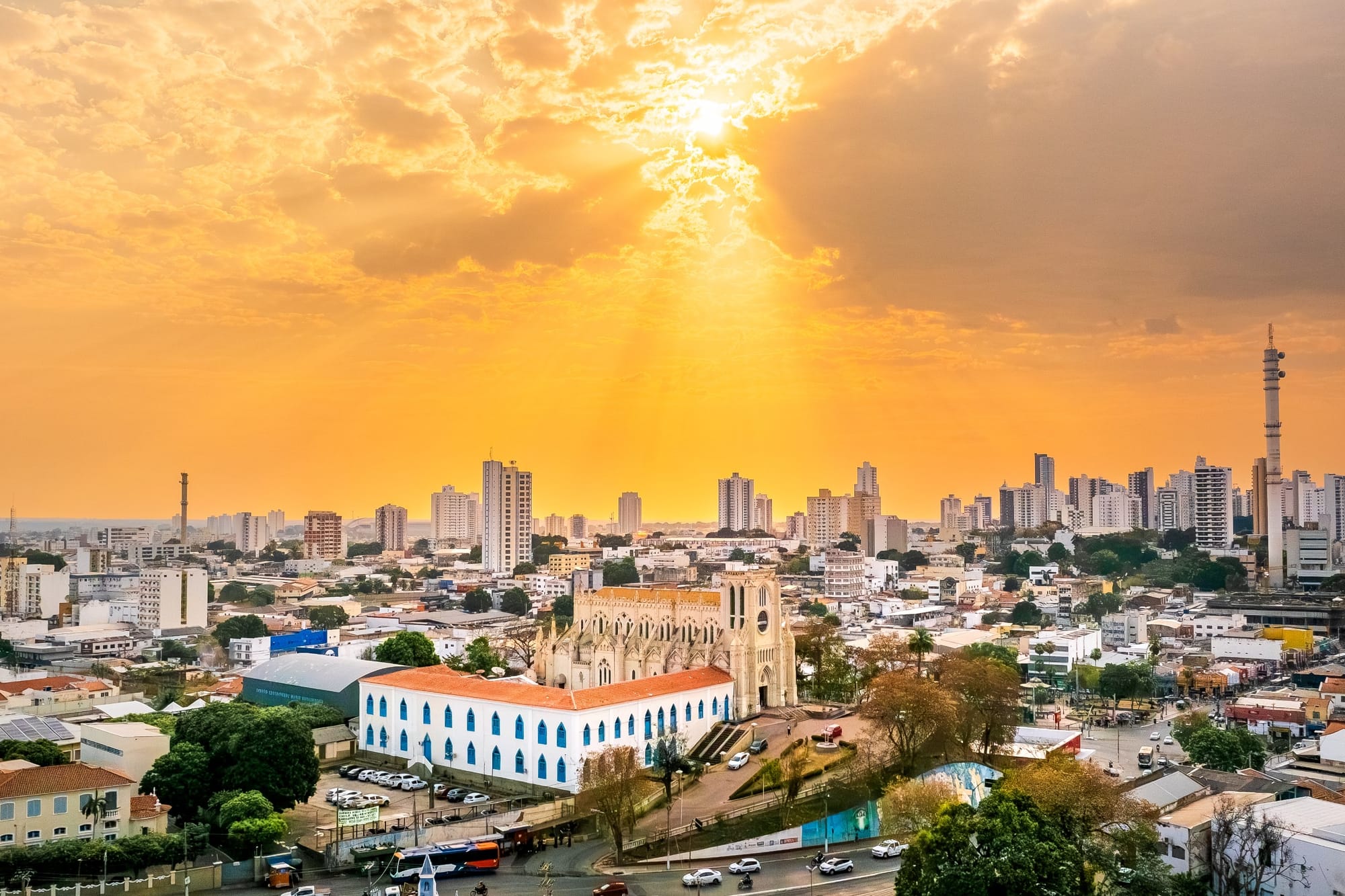 Prefeito anuncia projeto de lei que isenta IPTU para moradores de ruas sem asfalto