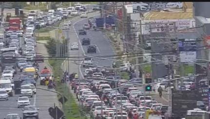 Mulher morre esmagada por caminhão e caminhonete na Avenida da Feb, em VG