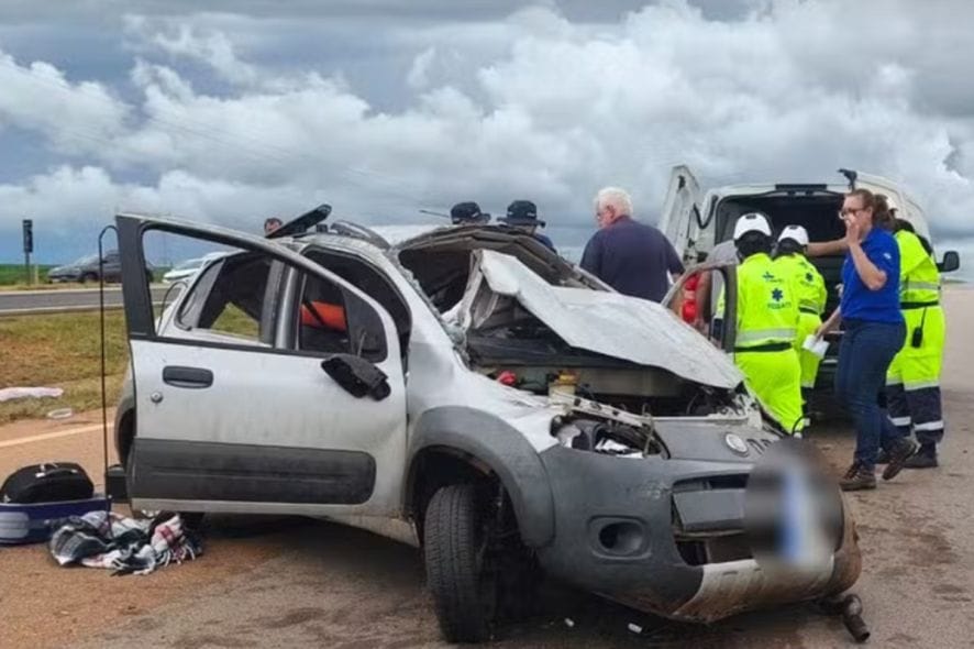 Casal morre em grave acidente após carro capotar várias vezes em rodovia de Mato Grosso