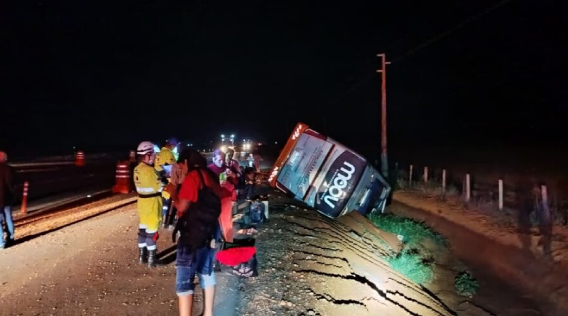 Ônibus com 26 passageiros tomba na BR-163 e deixa 10 feridos