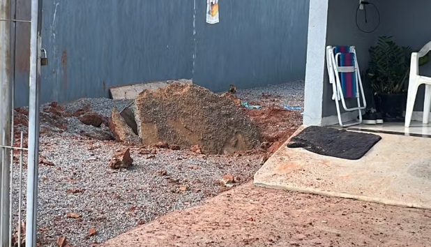 Fossa explode em MT após jovem usar fogo para aquecer cano durante reparo
