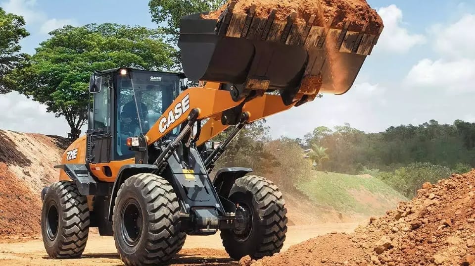 Trabalhador morre após ser atropelado por pá carregadeira em empresa