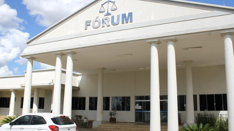 Júri de homem acusado de matar mulher e arrastar o corpo pelas ruas ocorre nesta terça-feira (27)