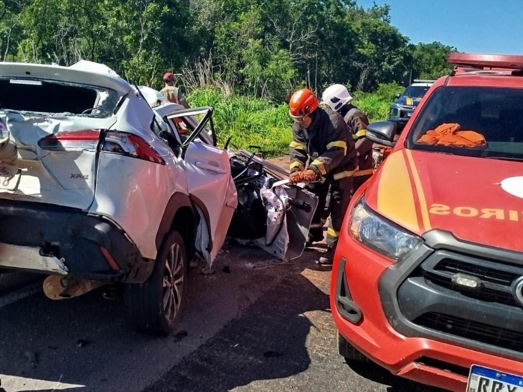 Bombeiros retiram corpos de vítimas presas às ferragens na BR-070