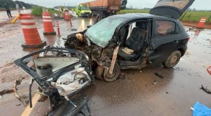 Colisão entre carro e carreta interdita trecho da BR-163 e deixa dois feridos