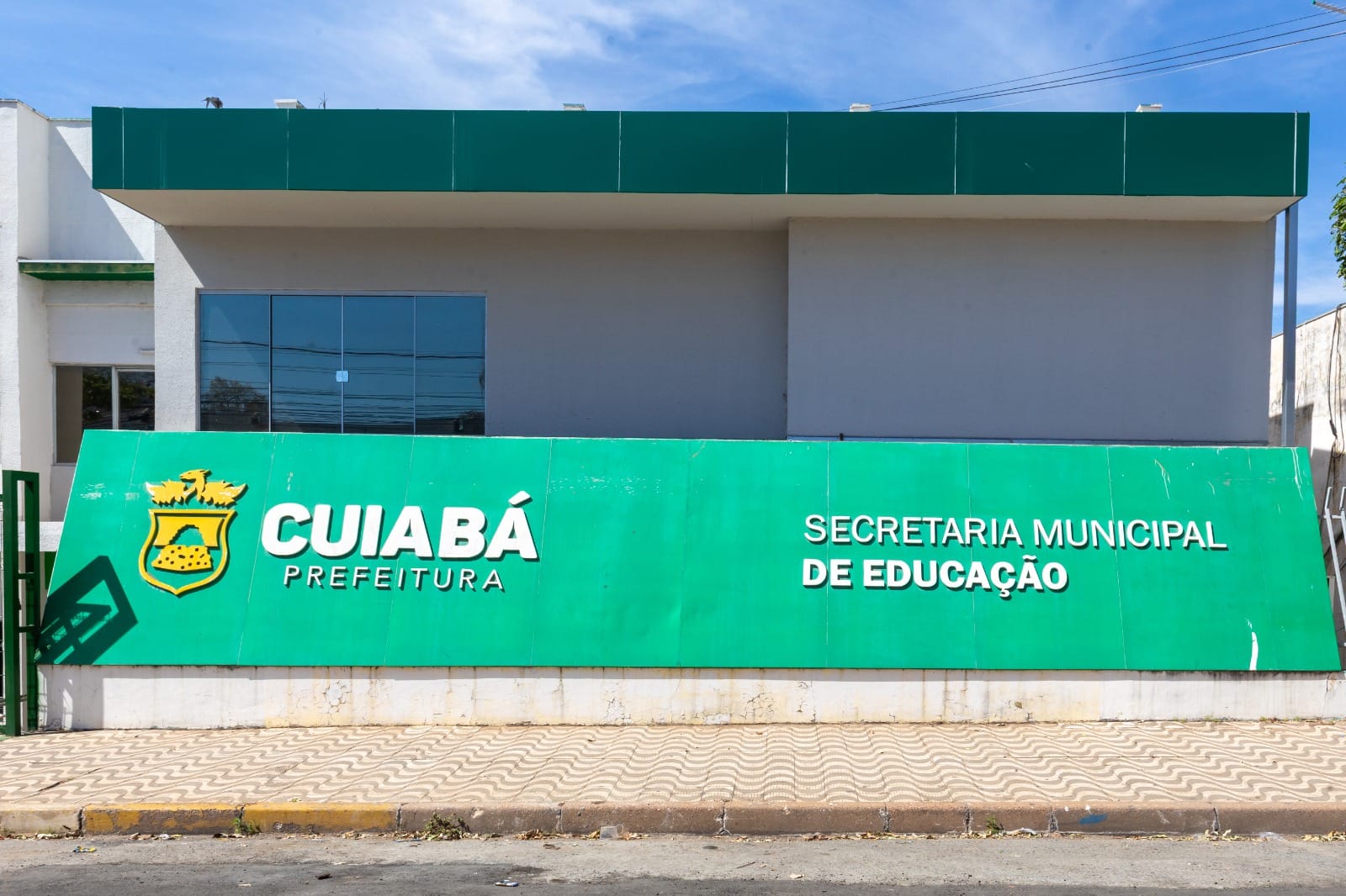 Cuiabá cria novas gratificações e garante aumento de até 33% a servidores da educação