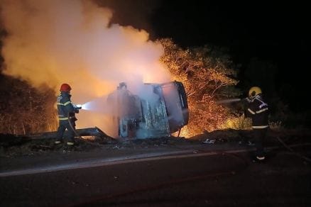 Carreta-tanque capota, pega fogo, esplode e mata uma pessoa carbonizada em MT