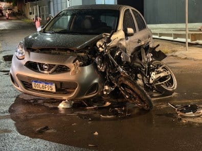Carro invade contramão e colide com moto e deixa condutor em estado grave