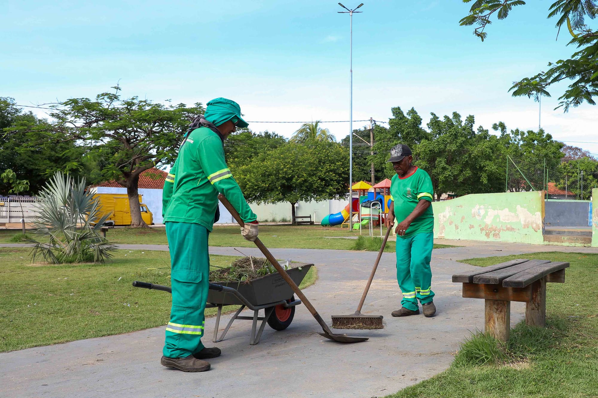 Várzea Grande realiza serviços de zeladoria e iluminação pública em 40 locais nesta segunda-feira (23)