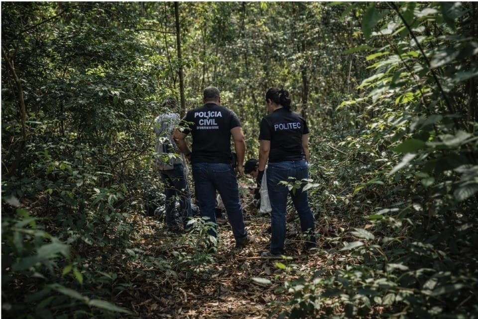 Restos humanos com mãos amarradas e indícios de execução são achados em região de mata