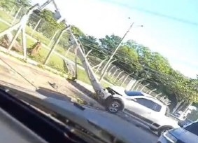 Veículo colide com poste na Avenida Miguel Sutil e deixa residências sem energia