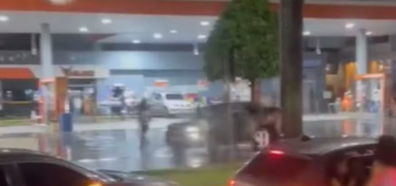 Motorista atropela três pessoas após confusão em posto de combustíveis e foge