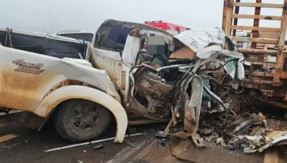 Colisão entre caminhonete e caminhão deixa motorista preso às ferragens na MT-140