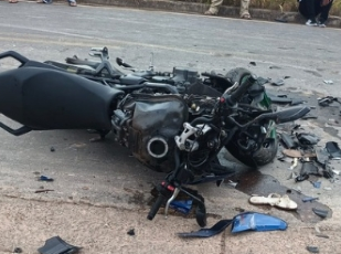 Criança de 3 anos morre após acidente entre moto e carreta