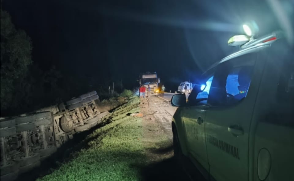 Motorista perde a vida após caminhão-guincho capotar na BR-364