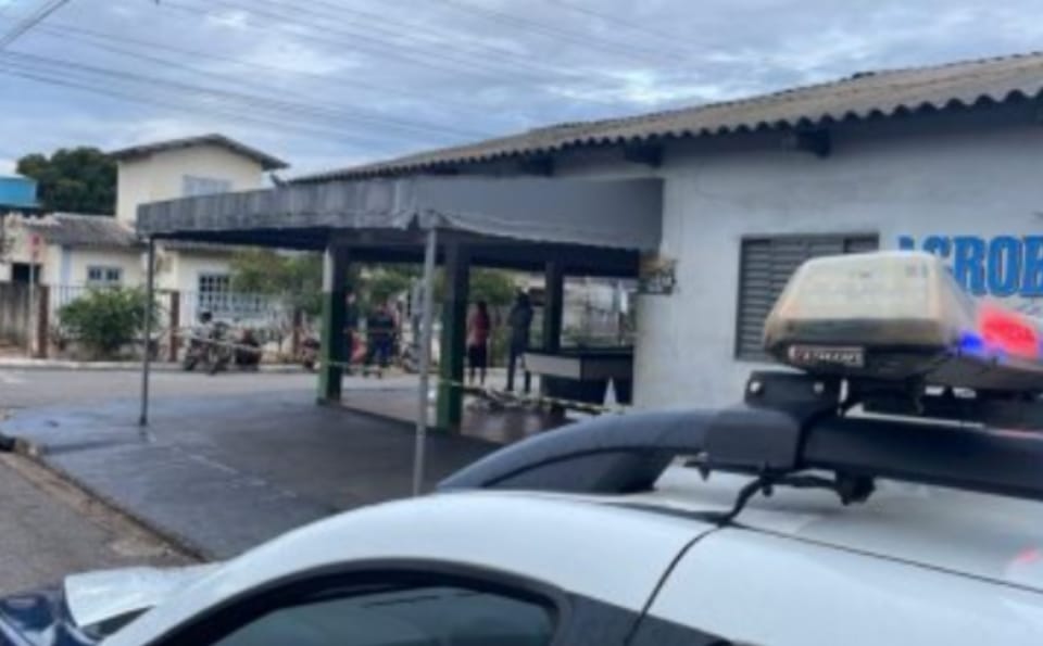 Câmera flagra instante em que homem de 50 anos passa mal em bar e morre