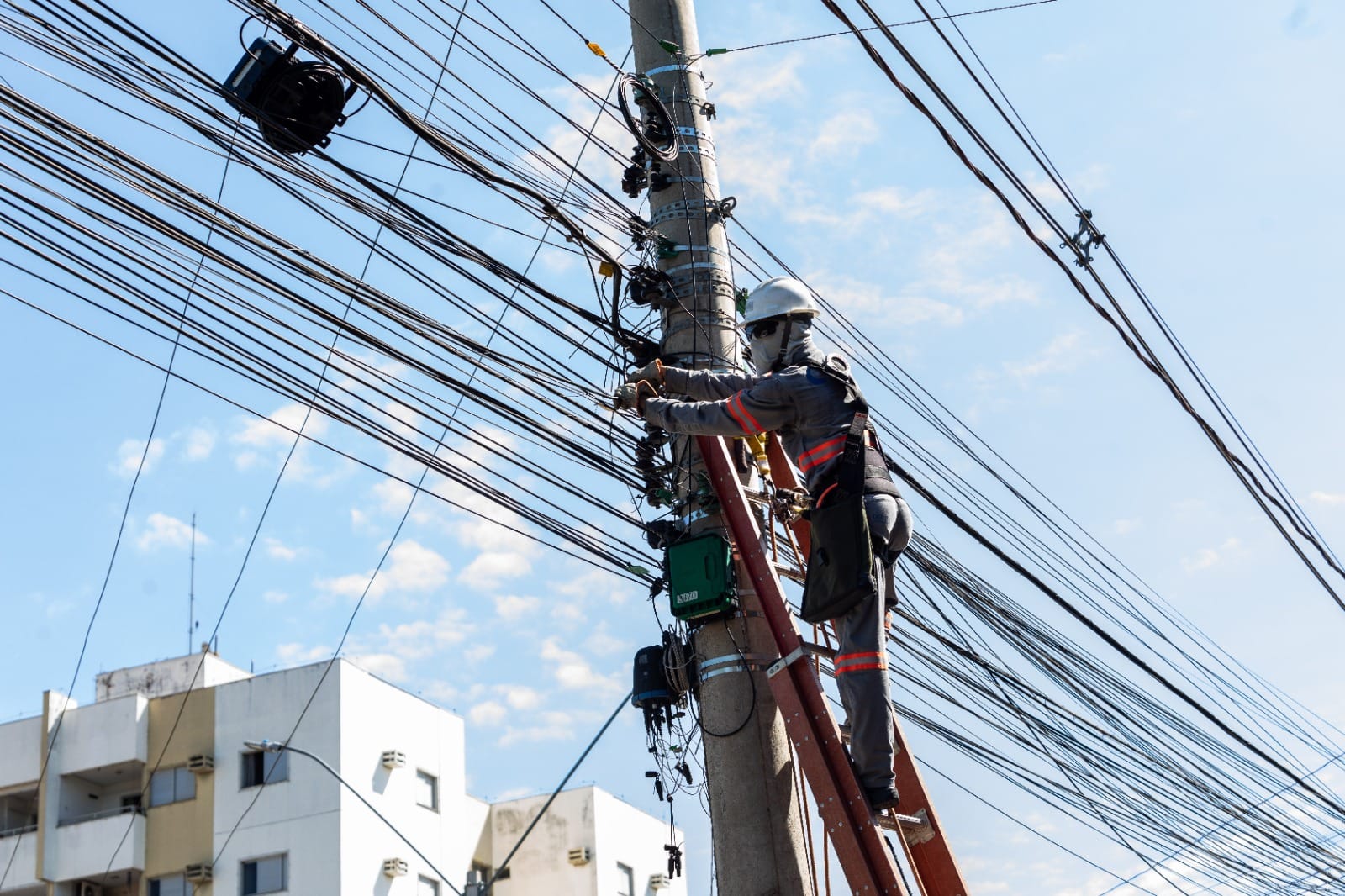 Operação remove cabos abandonados da Isaac Póvoas neste domingo