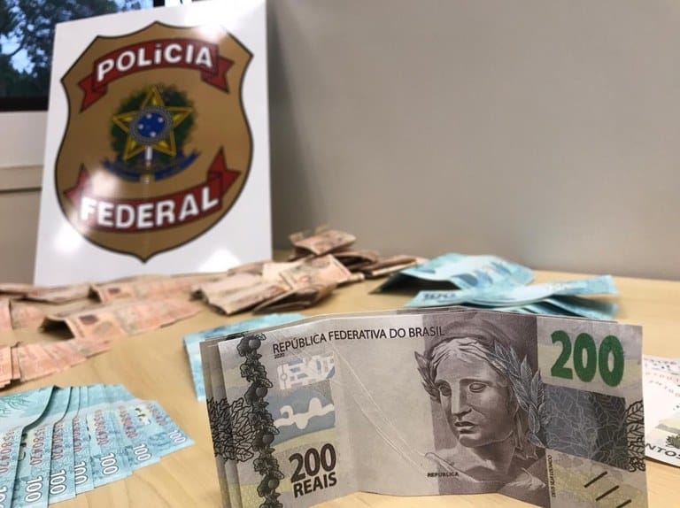 Polícia Federal prende mulher com sessenta notas de dinheiro falso em cidade de Mato Grosso