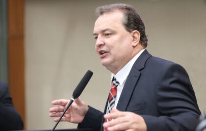 3 deputados, 3 vereadores de Cuiabá e 20 prefeitos devem se filar ao Podemos