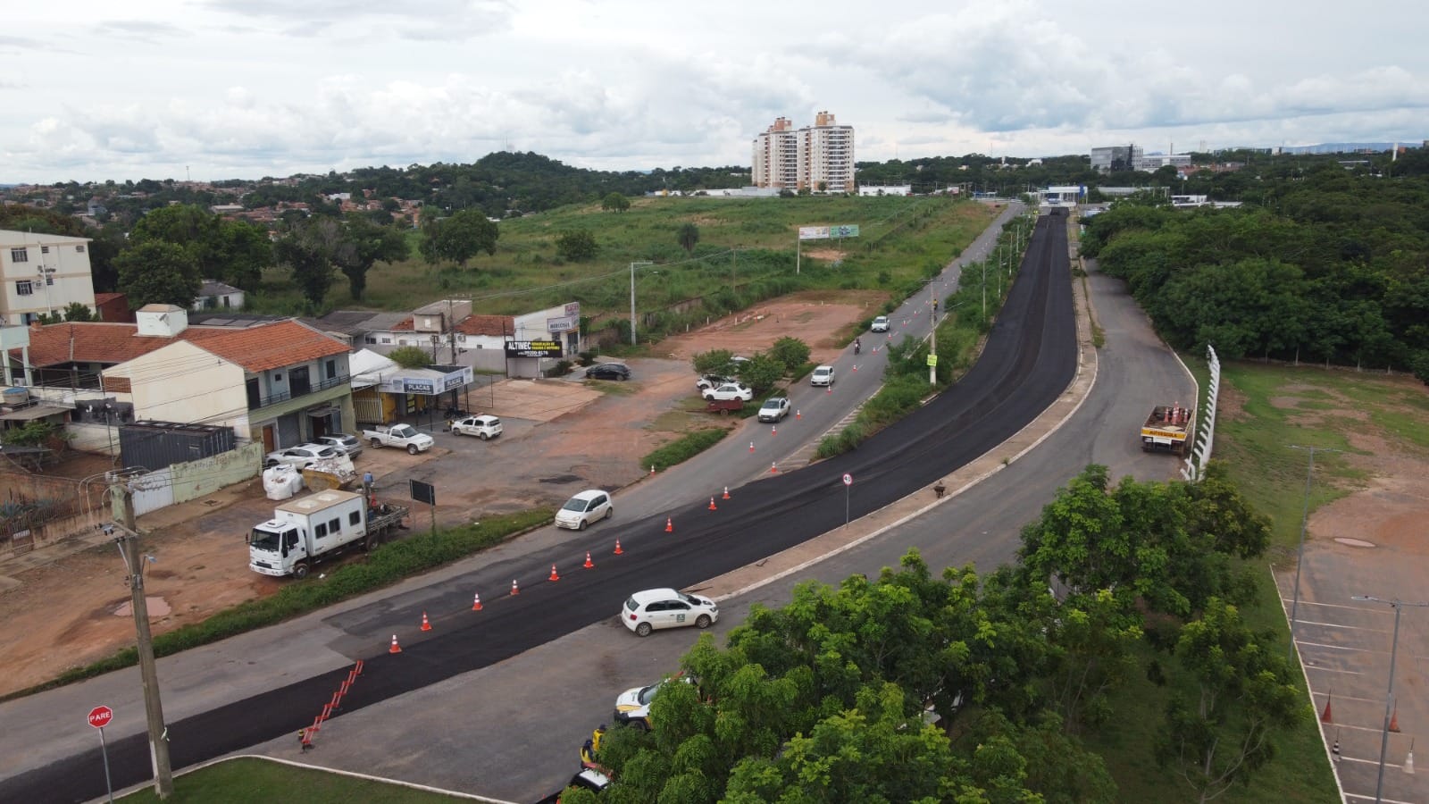 Prefeitura aplica microrrevestimento e melhora trafegabilidade na região do Parque das Águas