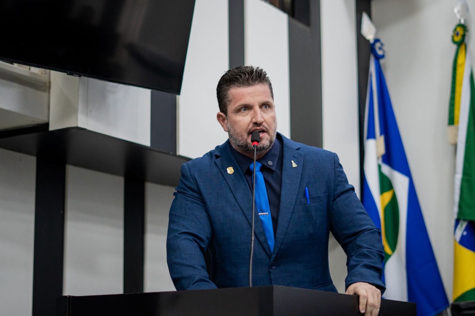 Câmara aprova PL de Ranalli que obriga cartazes de denúncia em sex shops