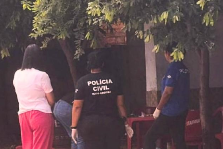 Homem é assassinado a tiros após ser surpreendido dentro de bar em MT