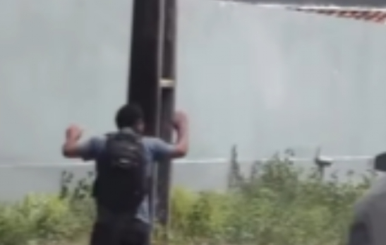 Vídeo mostra momento em que suspeito de invadir casa e estuprar mulher é preso