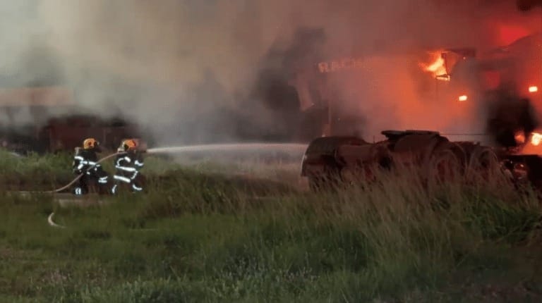 Tombamento de caminhão causa incêndio de grande porte na BR-163