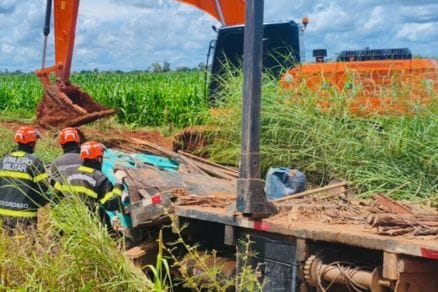 Pá carregadeira se desprende, atinge cabine e mata motorista em rodovia de MT