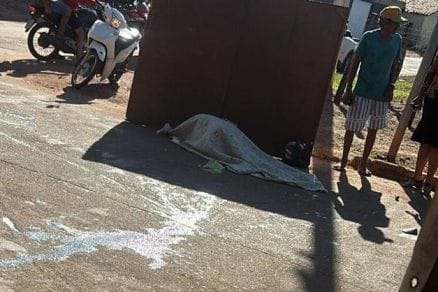 Mulher morre em colisão entre motos; menor foge sem prestar socorro