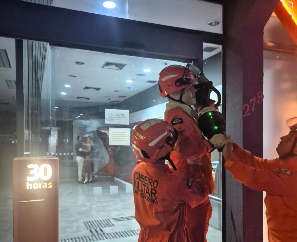 Clientes ficam presos dentro de agência bancária após porta travar em cidade de MT