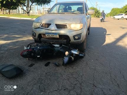 Colisão entre caminhonete e moto deixa duas mulheres feridas