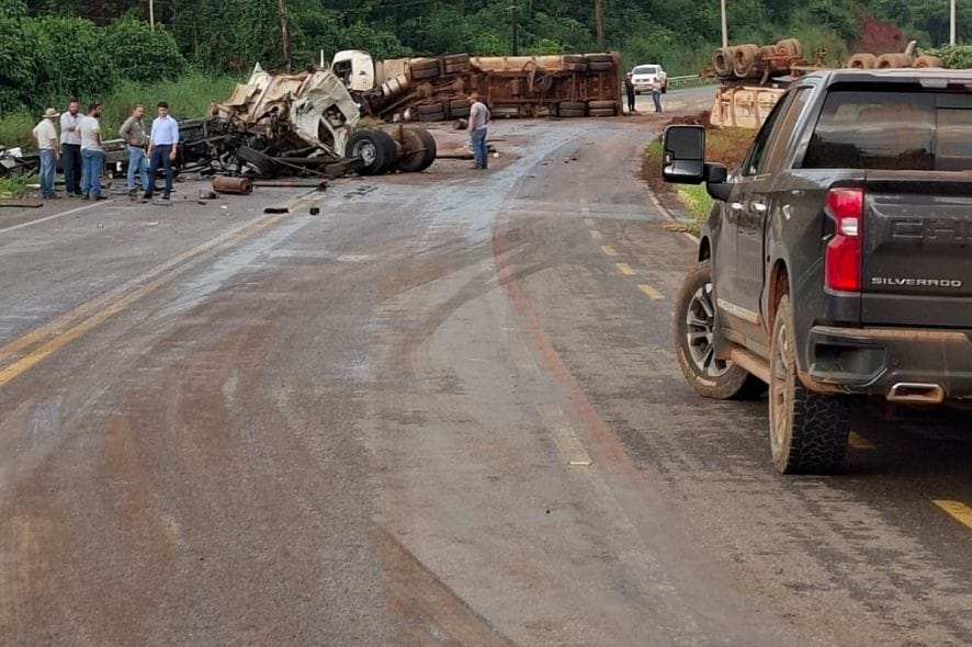 Motorista de 31 anos morre em colisão frontal entre dois caminhões em rodovia de MT