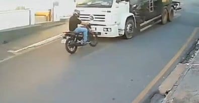 Motociclista colide com caminhão em Cuiabá; vítima fica ferida